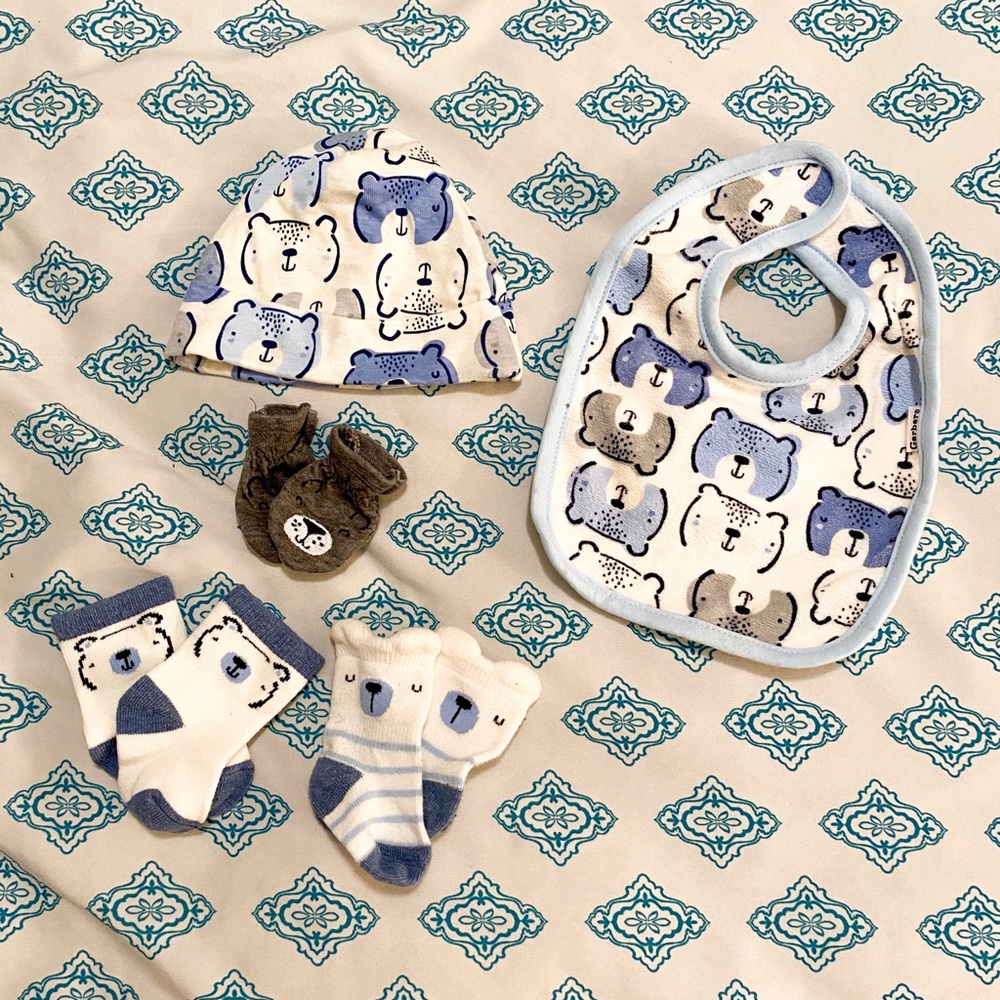 Gerber Bear Hat/Socks/Bib& Mitten Set